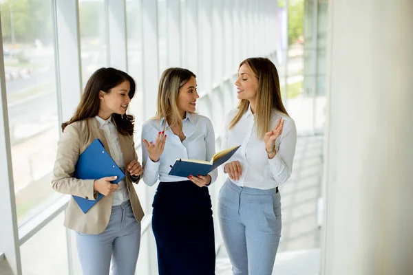 Três Mulheres Negócios Jovens Bonitos Que Têm Uma Discussão Andar — Fotografia de Stock