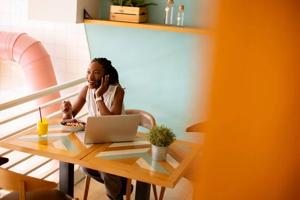 Pretty Young Black Woman Having Healthy Breakfast While Working Laptop — Stock Photo, Image
