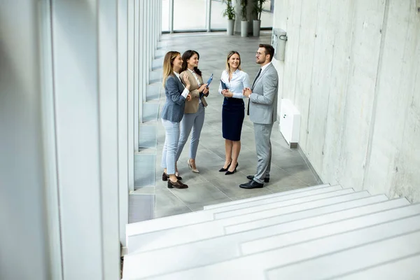 Yeni Başlayanlar Ofis Koridorundaki Merdivenlerde Tartışırlar — Stok fotoğraf