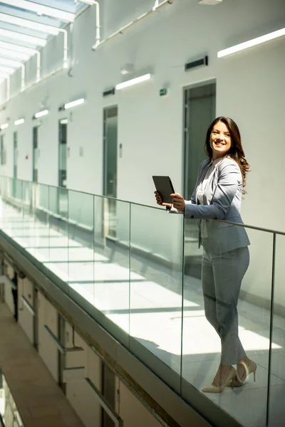 Wanita Muda Cantik Bekerja Pada Tablet Digital Lorong Kantor — Stok Foto