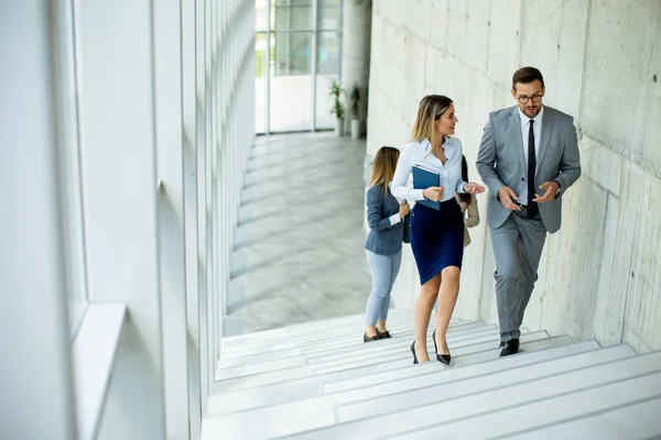 Jong Startup Team Hebben Een Discussie Tijdens Het Klimmen Trap — Stockfoto