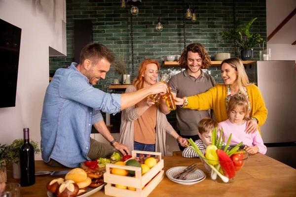 Duas Famílias Felizes Brindam Com Cidra Enquanto Preparam Jantar Cozinha — Fotografia de Stock