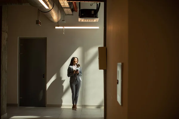 Pretty Young Business Woman Using Mobile Phone Office Hallway — Stock Photo, Image