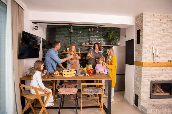 Duas Famílias Felizes Brindam Com Cidra Enquanto Preparam Jantar Cozinha — Fotografia de Stock