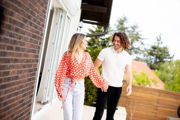 Handsome Ymiling Young Couple Love Walking Front House Brick Wall — Stock Photo, Image
