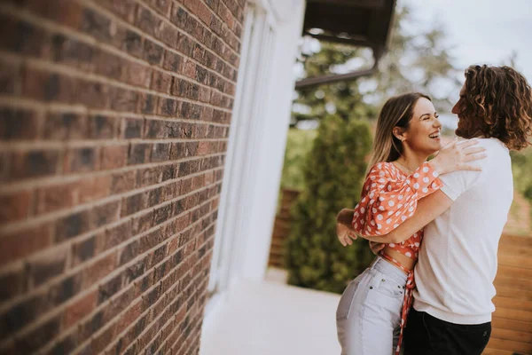 Tampan Tersenyum Pasangan Muda Jatuh Cinta Depan Dinding Rumah Bata — Stok Foto