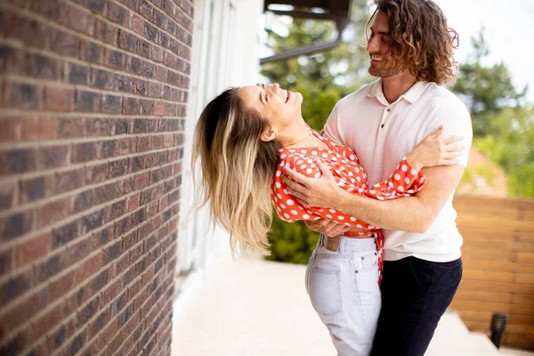 Handsome Ymiling Young Couple Love Standing Front House Brick Wall — Stock Photo, Image