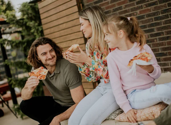 Szczęśliwa Młoda Rodzina Pizzę Podwórku — Zdjęcie stockowe