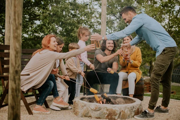 Group Friends Having Good Time Baking Corns House Backyard — Stock Photo, Image