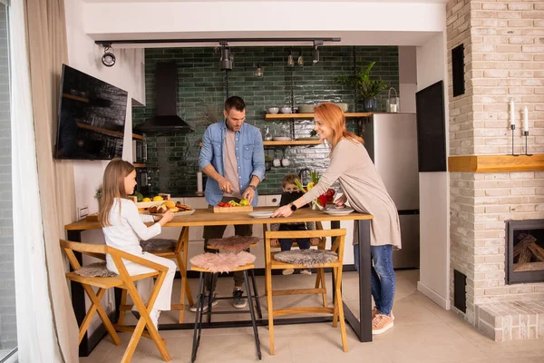 Šťastná Mladá Rodina Připravuje Zeleninu Kuchyni — Stock fotografie