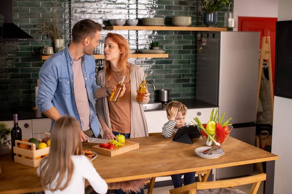 Happy Young Family Preparing Vegetables Kitchen — Stock Photo, Image