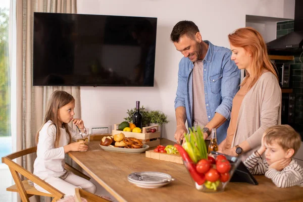 Felice Giovane Famiglia Preparare Verdure Cucina — Foto Stock
