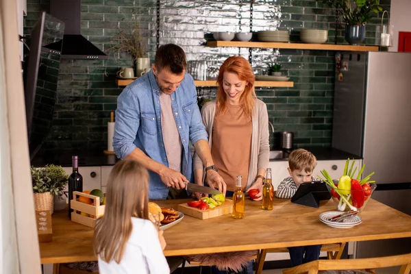 Glückliche Junge Familie Bereitet Gemüse Der Küche — Stockfoto