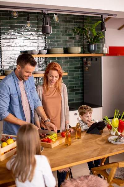 Szczęśliwa Młoda Rodzina Przygotowuje Warzywa Kuchni — Zdjęcie stockowe