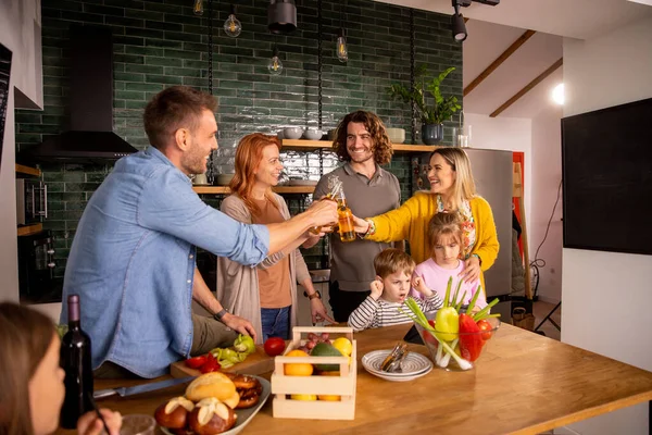 Två Glada Familjer Skålar Med Cider Medan Förbereder Middag Köket — Stockfoto