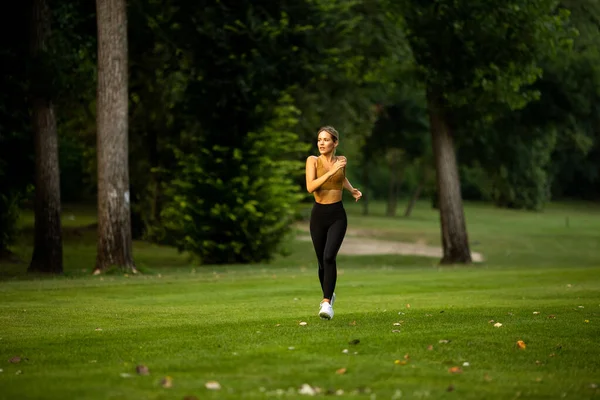 Mujer Bastante Joven Corriendo Parque — Foto de Stock