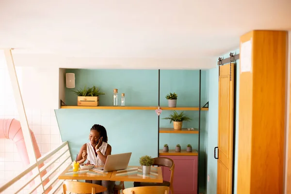 Mooie Jonge Zwarte Vrouw Drinken Koffie Tijdens Het Werken Laptop — Stockfoto