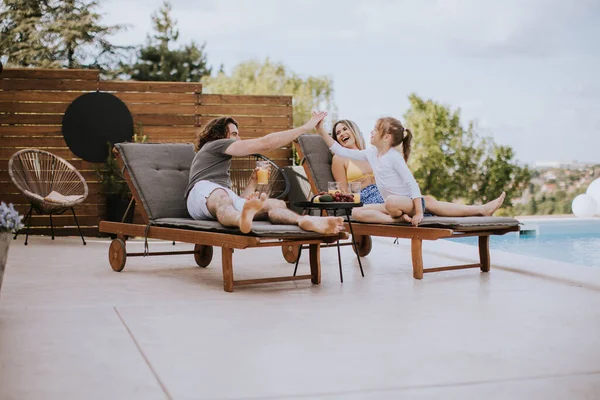Happy Family Mother Father Daughter Sitting Deck Chairs Swimming Pool — Fotografia de Stock