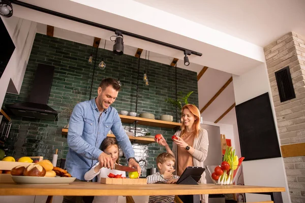 Happy Young Family Preparing Vegetables Kitchen — Stock Photo, Image