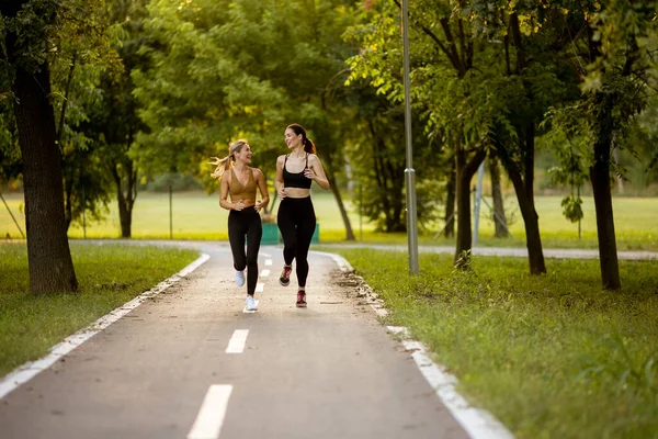 Zwei Hübsche Junge Frauen Laufen Auf Einer Spur Park — Stockfoto
