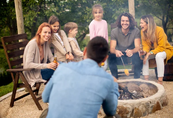 Group Friends Having Good Time Baking Corns House Backyard — Stock Photo, Image