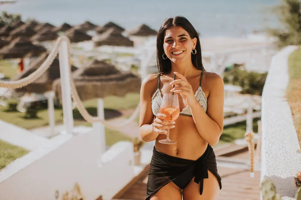 Usmívající Mladá Žena Bikinách Těší Dovolenou Pláži Při Pití Koktejlu — Stock fotografie