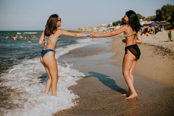 Δύο Όμορφη Νεαρή Γυναίκα Διασκεδάζει Στην Παραλία Ζεστή Καλοκαιρινή Μέρα — Φωτογραφία Αρχείου