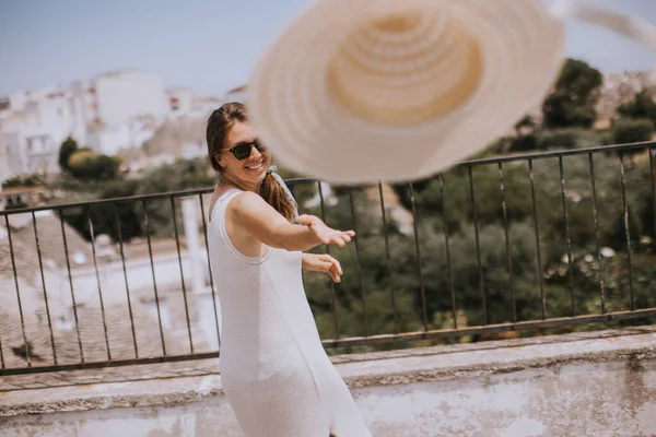 Mladá Žena Bílých Šatech Hodit Klobouk Slunný Den Během Turistické — Stock fotografie