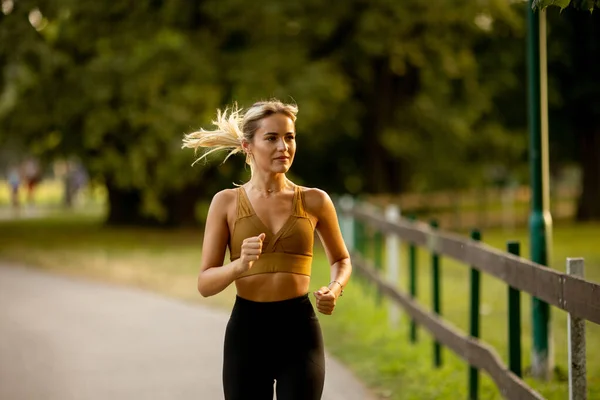 Mujer Joven Bonita Corriendo Carril Parque —  Fotos de Stock