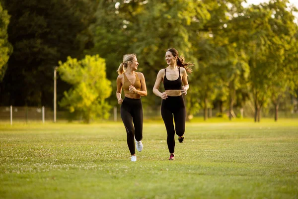 Zwei Hübsche Junge Frauen Rennen Park — Stockfoto