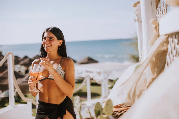 Usmívající Mladá Žena Bikinách Těší Dovolenou Pláži Při Pití Koktejlu — Stock fotografie