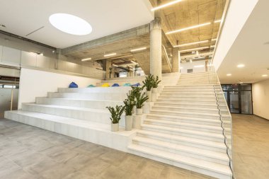 Büyük ofis duvarının içi.