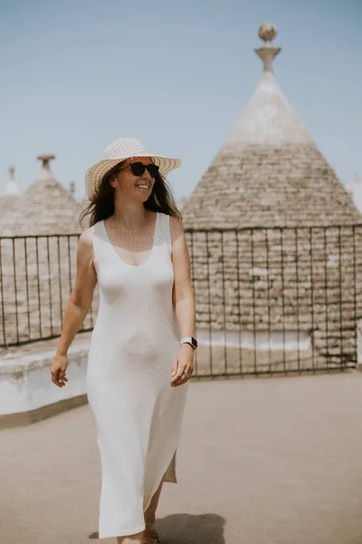 Młoda Kobieta Białej Sukience Kapeluszu Słoneczny Dzień Podczas Wizyty Turystycznej — Zdjęcie stockowe