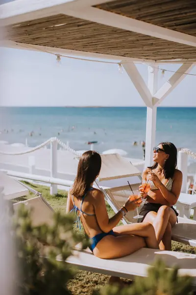 Deux Jeunes Femmes Souriantes Bikini Profitant Vacances Sur Plage Tout — Photo