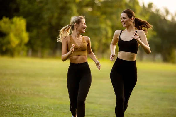 Δύο Όμορφες Νεαρές Γυναίκες Τρέχουν Στο Πάρκο — Φωτογραφία Αρχείου
