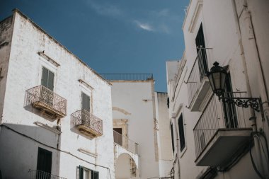 İtalya, Ostuni 'nin dar sokaklarının ayrıntıları