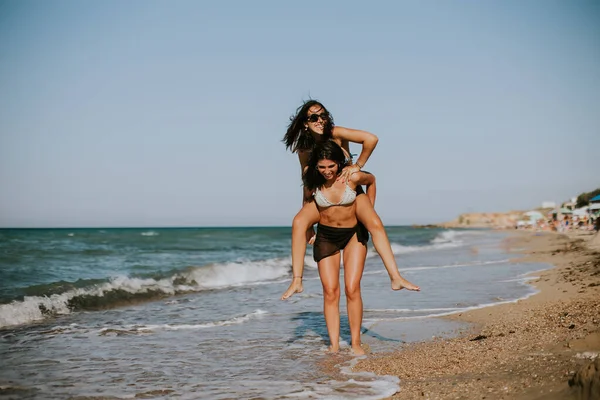 Dos Guapas Jóvenes Divirtiéndose Playa Caluroso Día Verano —  Fotos de Stock