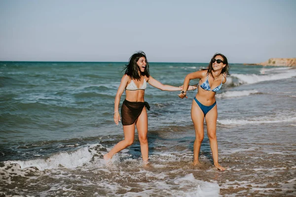 Dois Bonita Jovem Mulher Divertindo Beira Mar Dia Quente Verão — Fotografia de Stock