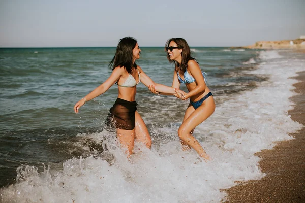 Две Хорошенькие Девушки Веселятся Берегу Моря Жаркий Летний День — стоковое фото