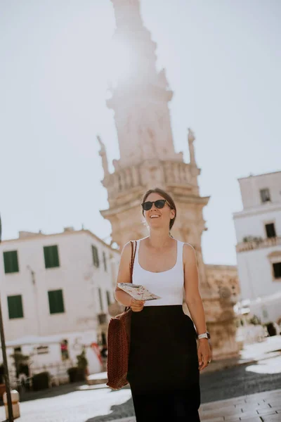 Kobieta Turystka Mapą Miasta Przy Pomniku Oronza Ostuni Włochy — Zdjęcie stockowe