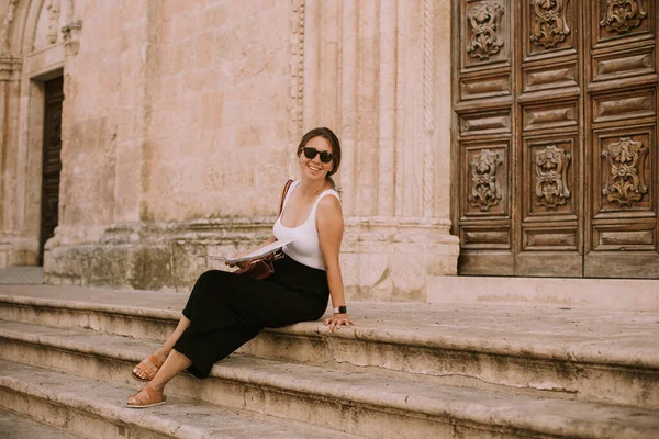 Kobieta Turystka Mapą Miasta Przy Kościele San Francesco Assisi Ostuni — Zdjęcie stockowe