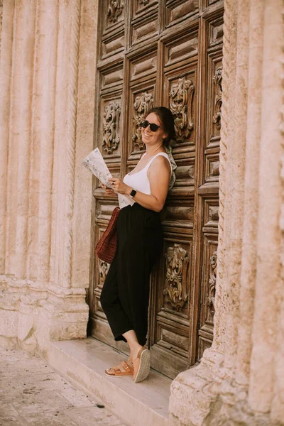 Kobieta Turystka Mapą Miasta Przy Kościele San Francesco Assisi Ostuni — Zdjęcie stockowe