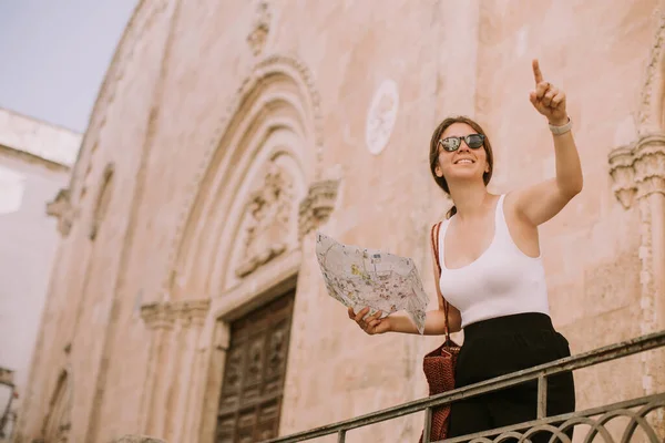 Kvinnlig Turist Med Stadskarta Vid Kyrkan San Francesco Assisi Ostuni — Stockfoto