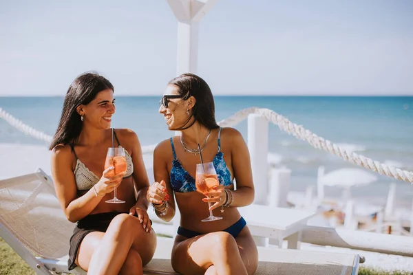Gülümseyen Bikinili Genç Kadın Kokteyl Içerken Sahilde Tatilin Tadını Çıkarıyor — Stok fotoğraf