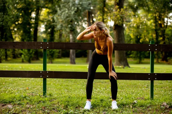 Mooie Jonge Vrouw Rusten Outdoor Training — Stockfoto