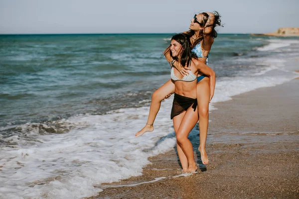 Δύο Όμορφη Νεαρή Γυναίκα Διασκεδάζει Στην Παραλία Ζεστή Καλοκαιρινή Μέρα — Φωτογραφία Αρχείου