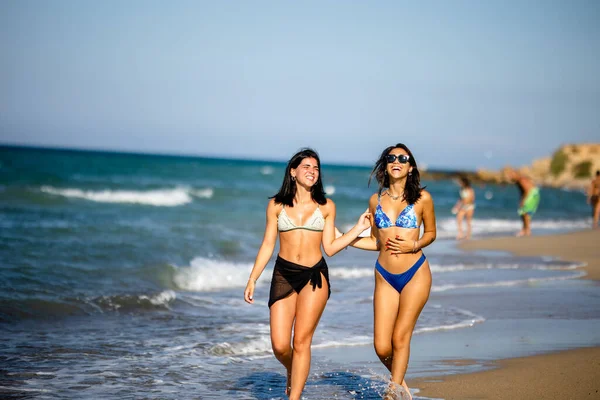 Zwei Hübsche Junge Frauen Amüsieren Sich Einem Heißen Sommertag Meer — Stockfoto