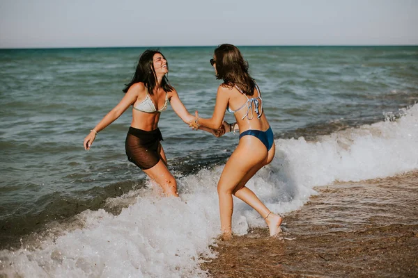 Två Vackra Unga Kvinna Som Har Roligt Havet Varm Sommardag — Stockfoto