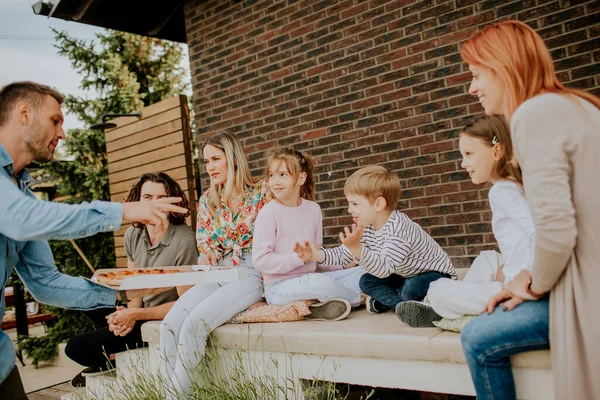 Happy Group Young People Kids Eating Pizza House Backyard — Stock Photo, Image