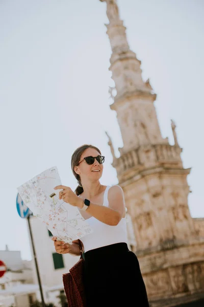 Kobieta Turystka Mapą Miasta Przy Pomniku Oronza Ostuni Włochy — Zdjęcie stockowe